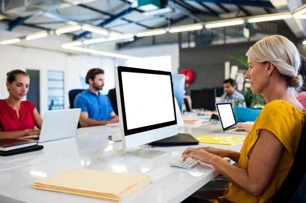 Foto casual zakenmensen werken op de computer