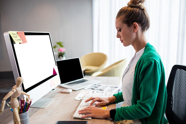 Casual zakenvrouw met behulp van een computer