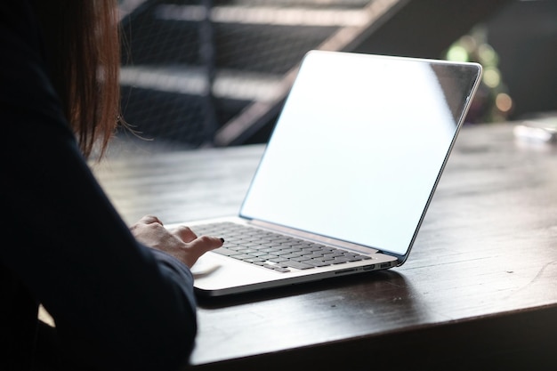 Casual zakenvrouw werkt online op laptop die op toetsenbord in haar huis hand geïsoleerd scherm in laptop leeg wit scherm