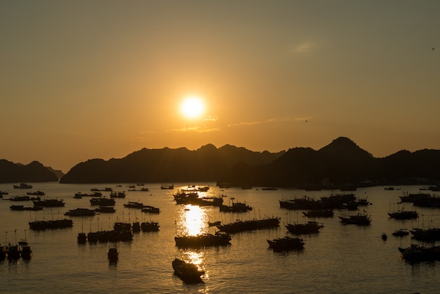 カットバ港の夕日