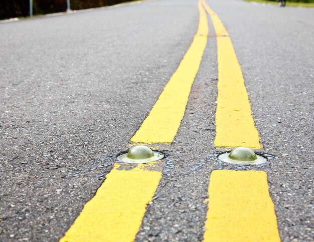 Foto cat's eye road marking close-up (marcatore stradale dell'occhio del gatto)