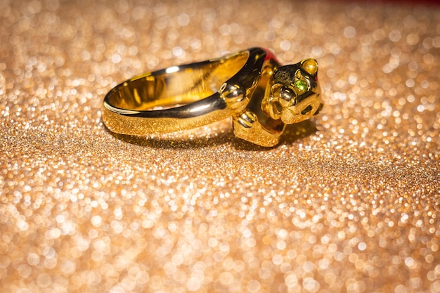 Cat shaped gold ring