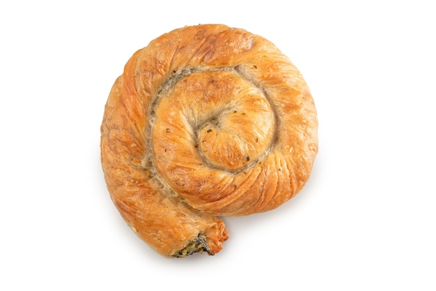 Фото Каталог пекарни borek burek vertuta спиралевидный греческий сырный пирог с мясом или сыром на белом фоне изолированный с вырезкой пути для дизайна меню