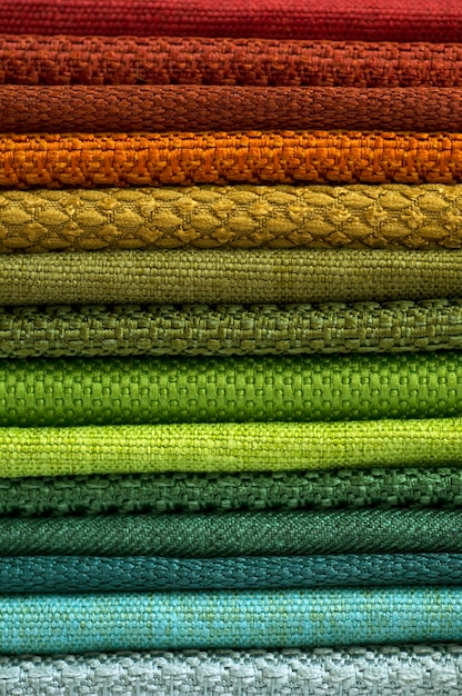 Catalogo di stoffa multicolore da stuoia tessuto texture di sfondo, tessuto di seta trama, industria tessile con sfondo sfocato, tessuto di cotone colorato, macro, catalogo dei tessuti