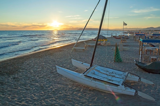 Catamaran bij zonsondergang