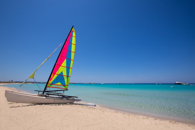 Catamaranzeilboot in illetes-strand van formentera