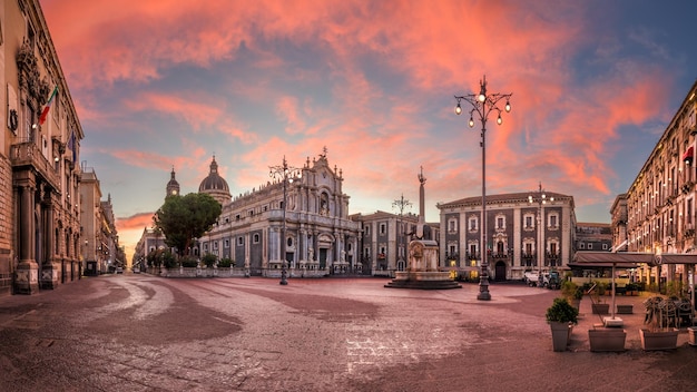 Катания Сицилия Италия с площади Дуомо
