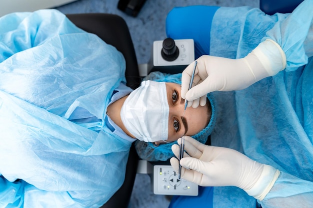Operazione laser per oftalmologia della cataratta correzione della vista al microscopio