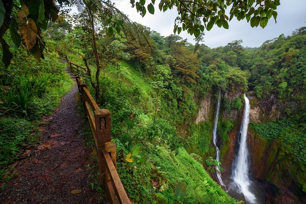 Cascata catarata del toro con sentiero in costa rica