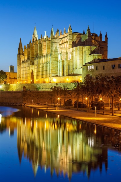 Catedral de Palma de Mallorca Majorca kerk Kathedraal schemering portret formaat Spanje reizen reizen