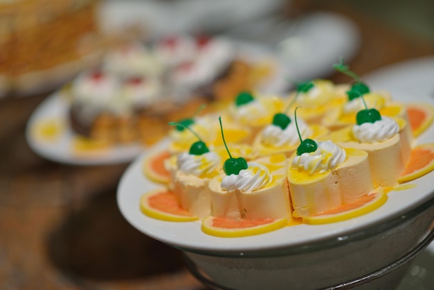 catering buffet eten binnen in luxe restaurant met vlees, kleurrijke groenten en fruit