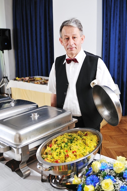 Foto catering buffet eten feestvoorbereiding man