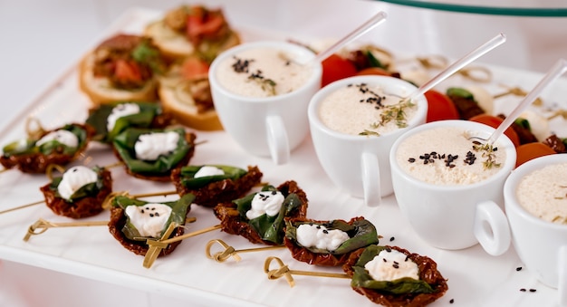 Ristorazione. crostini di carne secca, tazze di salsa e panini. foto di alta qualità