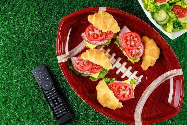 Ristorazione cibo per la festa di football americano. panini con insalata.