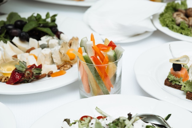 Photo catering food with vegetables on table