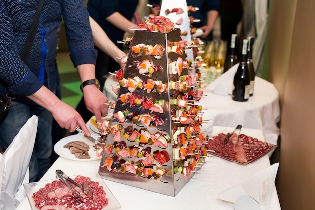 Ristorazione. cibo fuori sede. tavolo da buffet con varie tartine e snack.