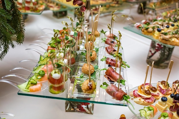 Catering offsite food buffettafel met diverse canapés sandwiches hamburgers en snacks