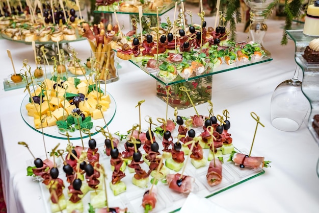 Catering offsite food buffettafel met diverse canapés sandwiches hamburgers en snacks