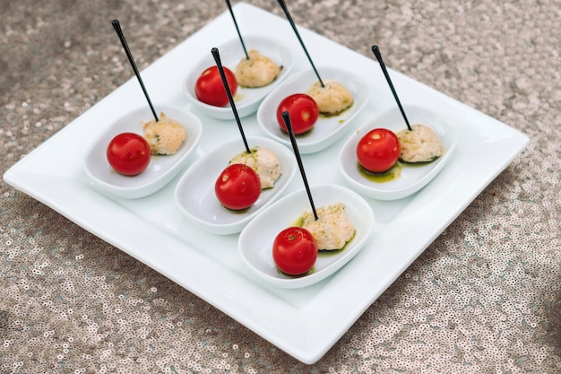 Foto antipasto di pesce da tavola catering con toyotas e pomodorini clouseup