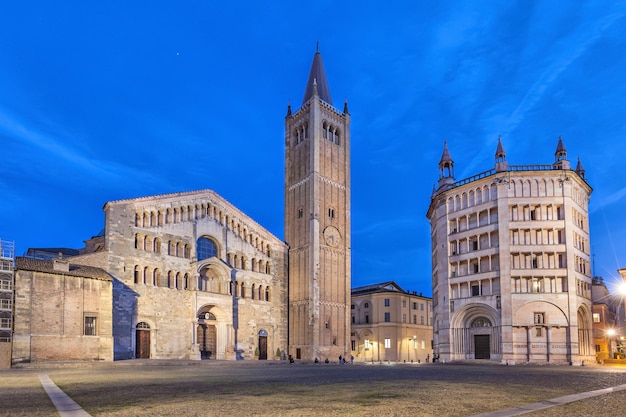 Photo cathedral and baptistry located on piazza duomo in parma