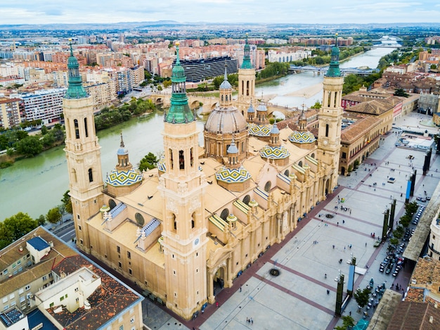 Кафедральный собор Богоматери на столбе с панорамным видом с воздуха, город Сарагоса в регионе Арагон в Испании