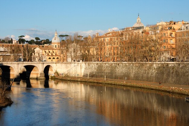 秋の日の橋と川の水の上の大聖堂ローマイタリア