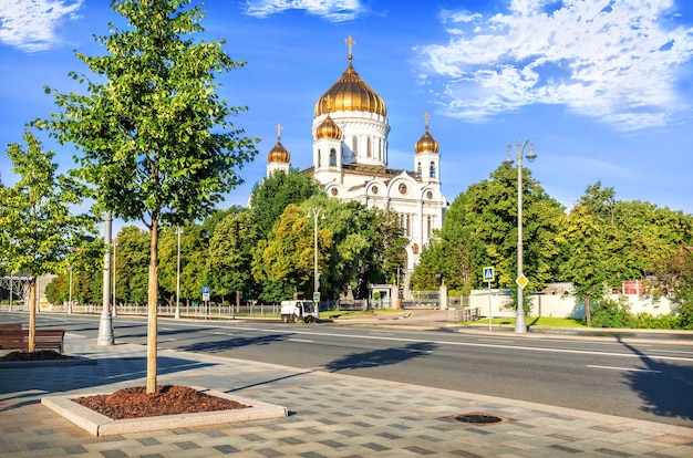 Храм Христа Спасителя на набережной в Москве летним солнечным утром