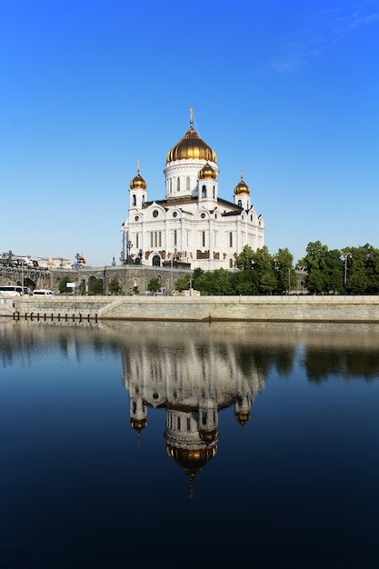救世主キリスト大聖堂。モスクワ川。ロシアのモスクワ