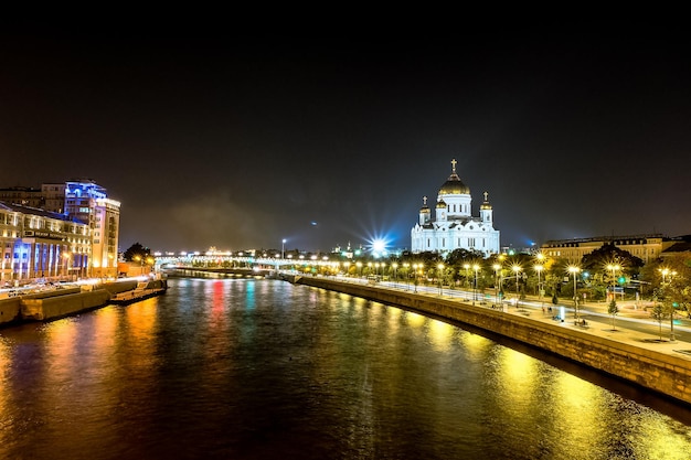 밤에 구세주 그리스도 대성당과 모스크바 강