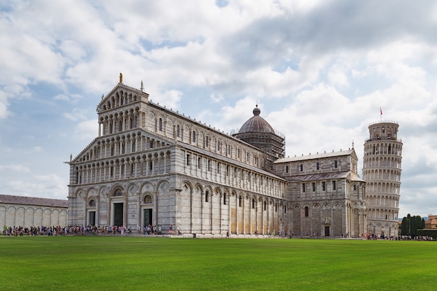 Il duomo e la torre pendente di pisa