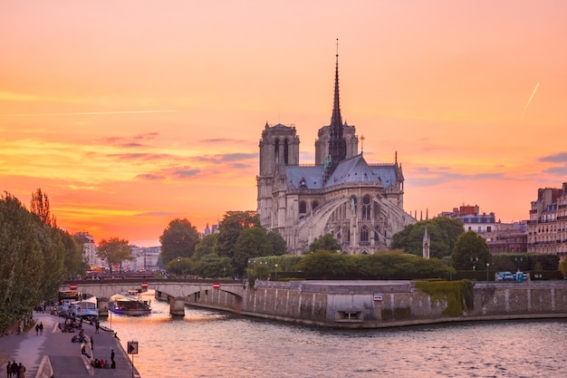 ノートルダム大聖堂、パリ、フランスの日没