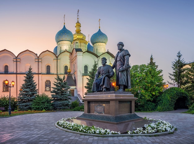 Фото Благовещенский собор и памятник архитекторам казанского кремля