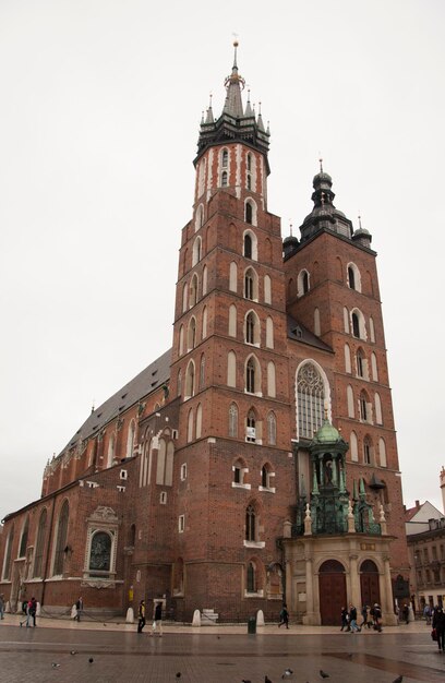 안개 낀 오후에 Wawel Hill Krakow Poland의 대성당 왕궁
