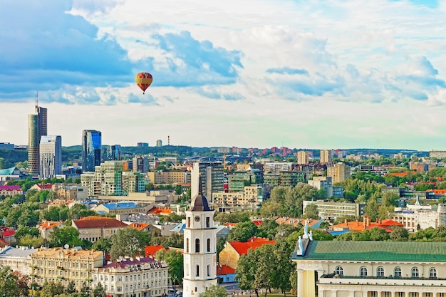 Cathedral Square en Financial District, en luchtballon in de lucht in de oude stad, Vilnius, Litouwen