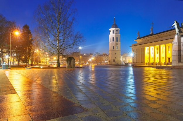 Photo cathedral square in the evening, vilnius.