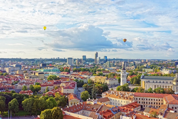 リトアニア、ビリニュスの旧市街の空に気球がある大聖堂広場と金融街