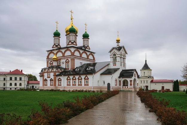 TrinitySergius Varnitsky 수도원 Rostov Great Russia에 있는 Radonezh의 성 세르지오 대성당