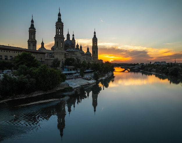 스페인 사라고사 해질녘에 기둥의 성모 성당 대성당