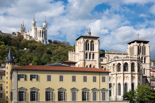 Cathedrale boven de kerk in de stad Lyon, Frankrijk