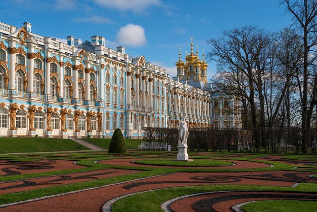 Foto catherine palace en paleiskerk in tsarskoye selo op een lente dag pushkin sint-petersburg rusland