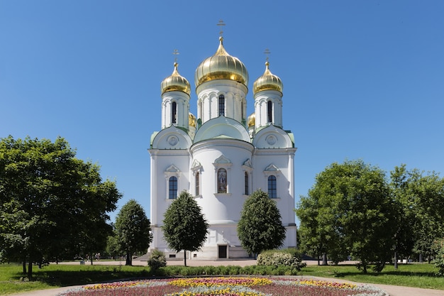 Photo catherine's cathedral, russian orthodox cathedral at bright summer day.