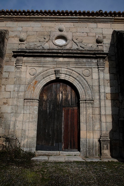 Foto porta in legno della chiesa cattolica