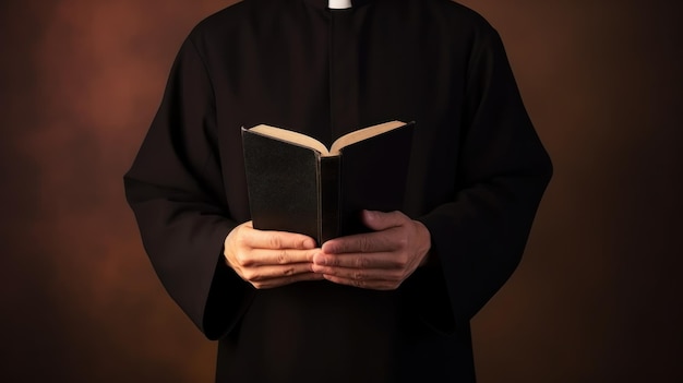 Католический священник в черном одеянии держит святую Библию, стоящую в старой сельской церкви.