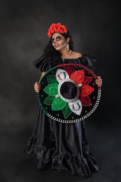 Catrina draagt een mariachi-hoed met de kleuren van de Mexicaanse vlag Dag van de dodenviering