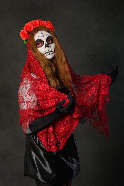 Catrina Drag Queen Студийный портрет Красочный портрет Катрины Хэллоуин или день мертвых макияж