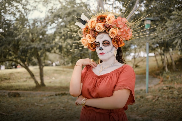 Catrina ritratto all'aperto. personaggio tipico della celebrazione del giorno dei morti in messico.