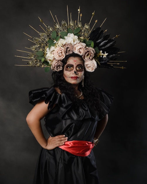 Foto catrina indossa un abito nero donna messicana con il trucco alla catrina trucco per il giorno dei morti e per halloween