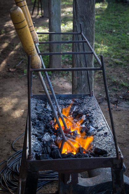 Foto un ferro da bovini che viene riscaldato sulla brace