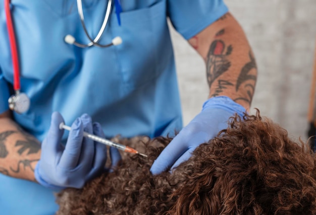 Foto caucasaanse man dierenarts vaccinatie hond