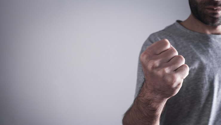 Photo caucasian angry and aggressive man threatening with fist.